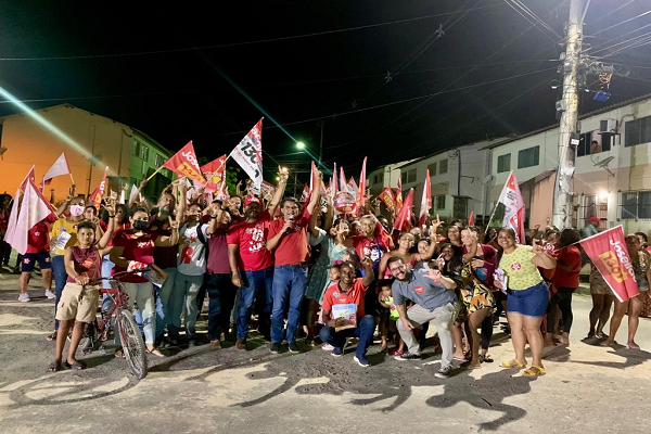 Em caravana no Urupiara e Brisas do Catu, Radiovaldo defende mais 4 mil novas unidades do Minha Casa Minha Vida