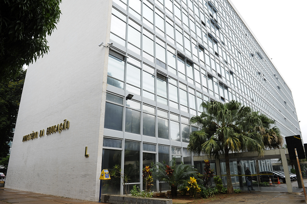 MEC comprovou escândalo das “escolas fake”, afirma líder da frente da educação