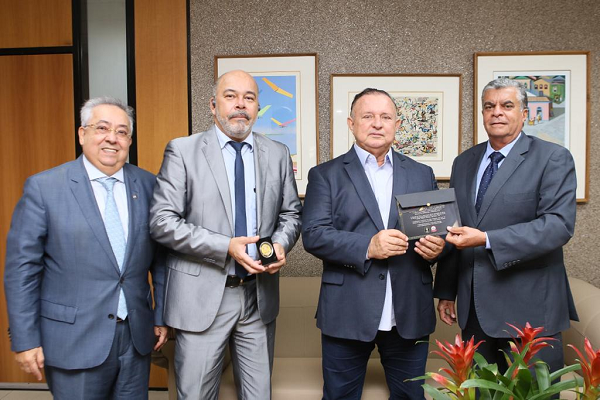ATUAL PRESIDENTE E PRÓXIMO LÍDER DO SINDIPOL/BA ENTREGAM PLACA A PRESIDENTE DA AL-BA E CONVIDAM PARA POSSE