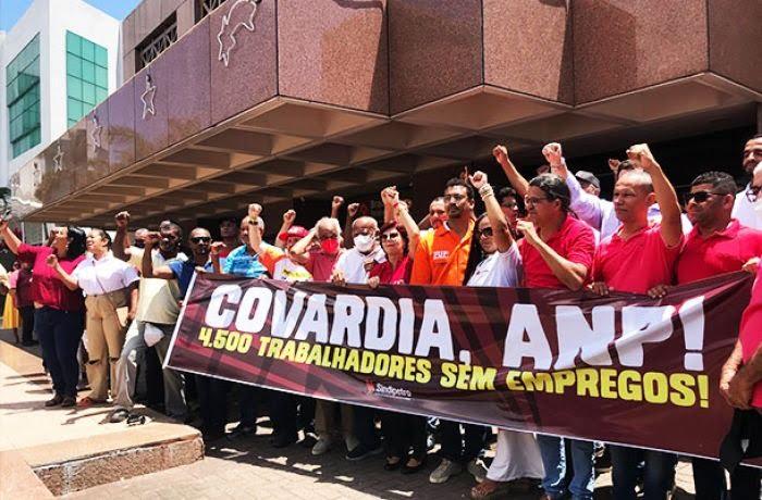 Petroleiros protestam contra interdição de campos de petróleo e gás na Bahia