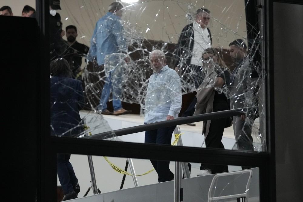 De volta a Brasília, Lula vai ao Planalto e ao STF e confere os estragos feitos por terroristas bolsonaristas