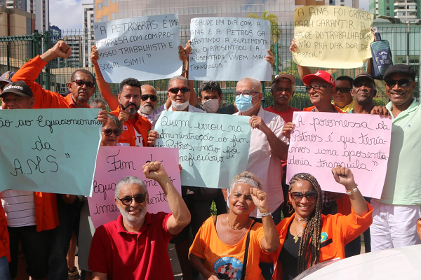 Em protesto, centenas de petroleiros pedem a reabertura da sede da Petrobrás na Bahia