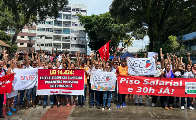 Trabalhadoras/es do campo da enfermagem realizaram protesto a favor do Piso Salarial