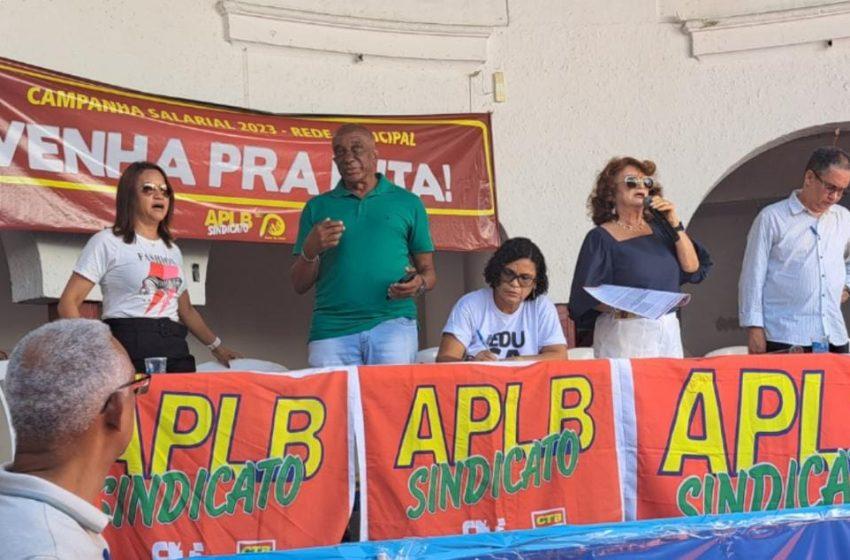 Categoria rejeita aumento oferecido pela prefeitura e sai em caminhada pedindo o cumprimento do piso