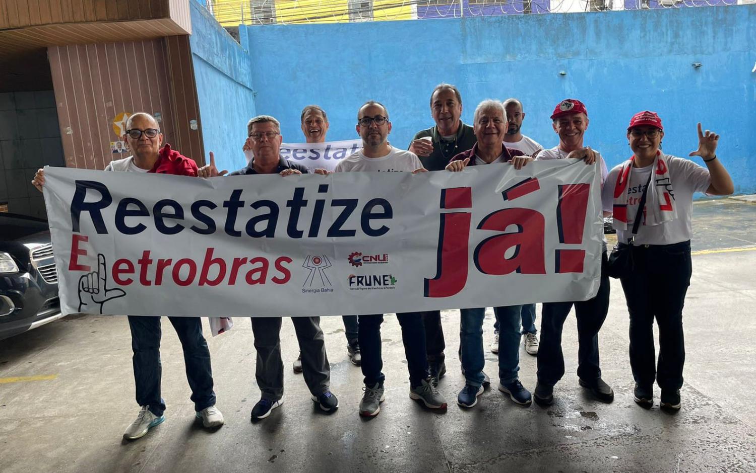 Dirigentes do Sinergia Bahia e trabalhadores do setor elétrico participam da atividade com camisetas e faixas