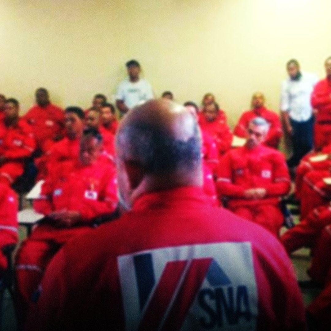 Trabalhadores da empresa SNA participam de assembleia, na segunda (19), para tratar sobre o primeiro ACT