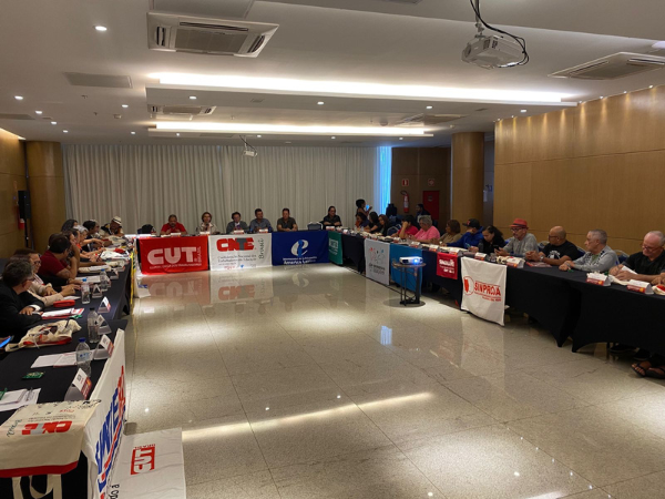 Piso salarial dos funcionários da Educação em coletivo da CNTE