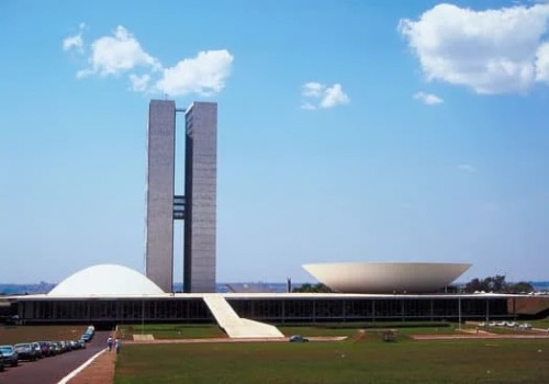 MP que reajusta salário mínimo e amplia isenção do IR é aprovada