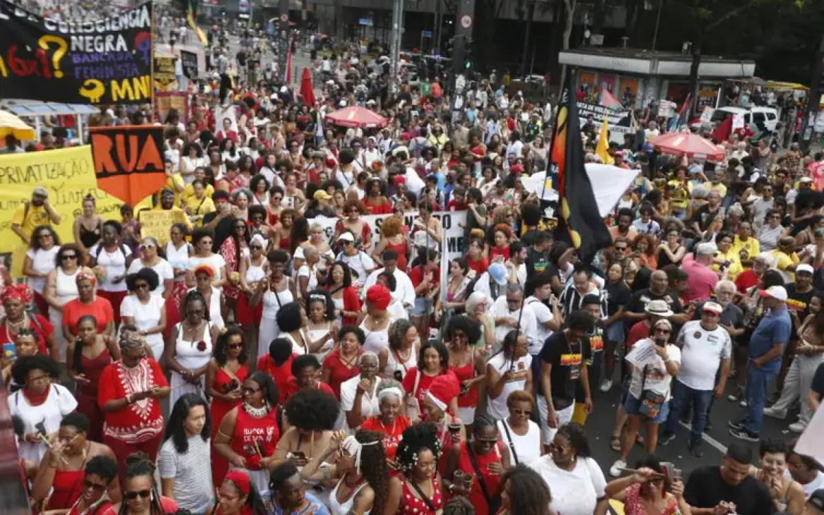 Centenas marcham no dia da consciência negra na Avenida Paulista