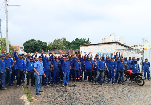 Trabalhadores da CS, prestadora de serviços da Embasa em Jequié, paralisam atividades por atraso de direitos trabalhistas