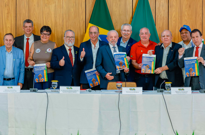 CUT e demais centrais entregam ao Presidente Lula a pauta da classe trabalhadora