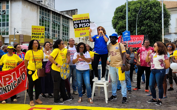 Café com luta e panelaço em frente à Prefeitura