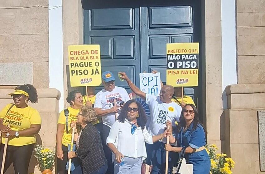 Professores lavam escadas da Câmara Municipal e ocupam sessão para pedir apoio dos parlamentares