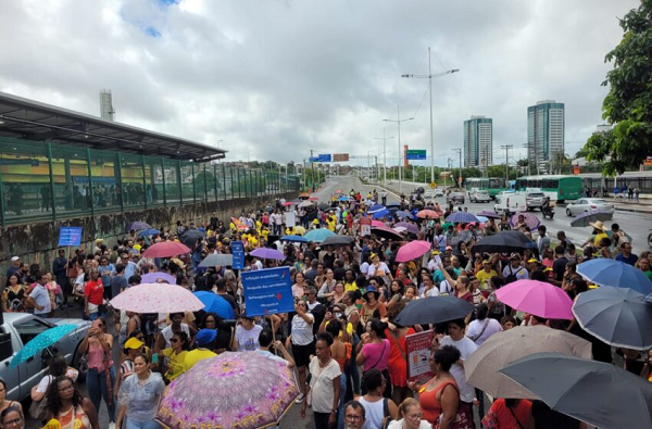 Professores municipais lotam assembleia na Avenida ACM