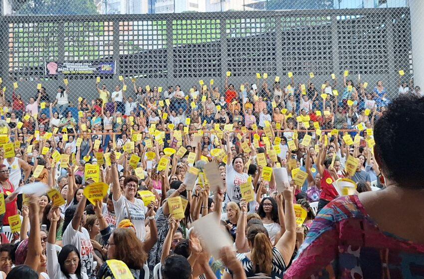 Em assembleia, professores propõem alterações em nova proposta da prefeitura e mantêm greve