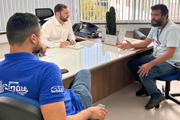 Sindae discute pauta dos pais e mães atípicas em reunião com diretor da Embasa