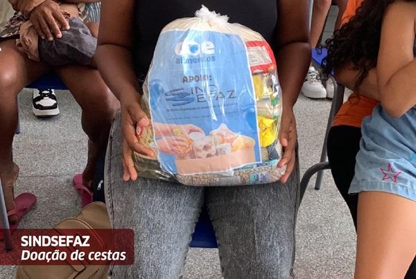 Sindsefaz doa cestas básicas para a Associação Ciranda das Mulheres, em Feira de Santana