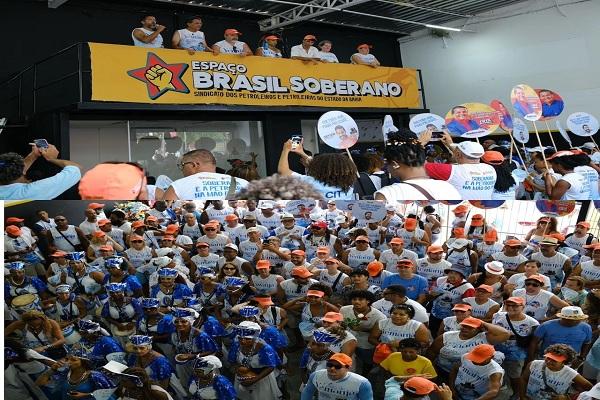 Espaço Brasil Soberano é inaugurado no Rio Vermelho com cortejo para Yemanjá