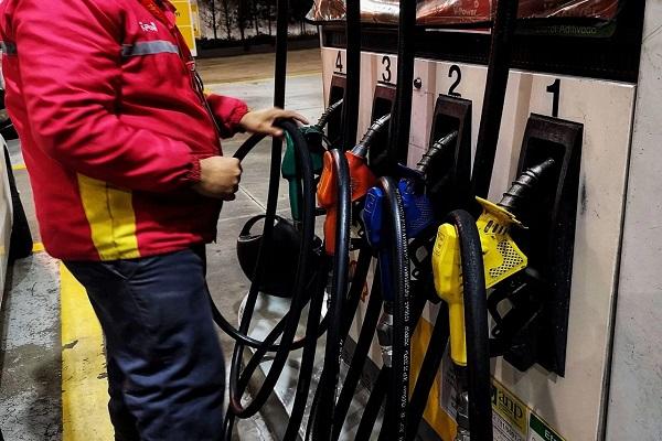 Refinarias privatizadas ameaçam suspender importações para forçar Petrobrás aumentar preços dos combustíveis