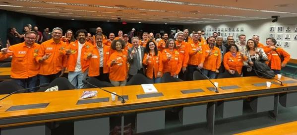 Petroleiros e petroleiras lotam audiência pública na Câmara e defendem reestatização do Sistema Petrobrás