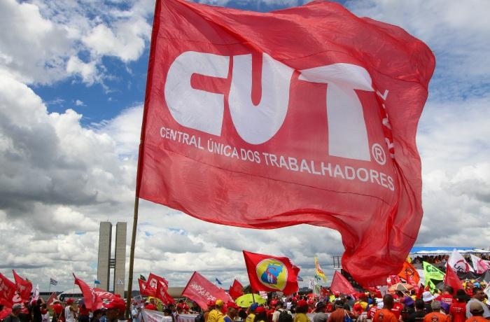 Pressão dos trabalhadores faz Alcolumbre encaminhar PEC do fim da 6x1 à CCJ