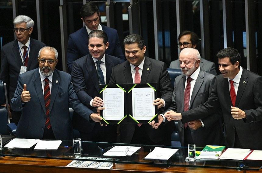 Congresso promulga o fim da escala 6x1 e aposentadoria de agentes de saúde