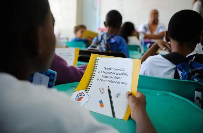 Proposta de Flávio de corte no PIB acaba com ensino público e precariza salários