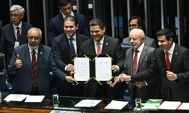 Congresso promulga o fim da escala 6x1 e aposentadoria de agentes de saúde