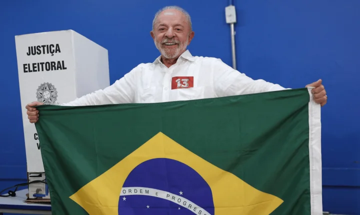Em virada histórica, Lula derrota Flávio Bolsonaro e chega ao quarto mandato como presidente