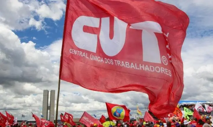 Pressão dos trabalhadores faz Alcolumbre encaminhar PEC do fim da 6x1 à CCJ