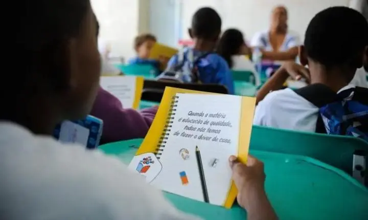 Proposta de Flávio de corte no PIB acaba com ensino público e precariza salários